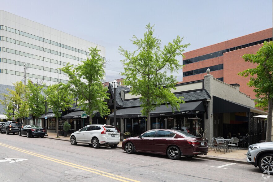 12-16 N Meramec Ave, Clayton, MO à louer - Photo du bâtiment - Image 2 de 5