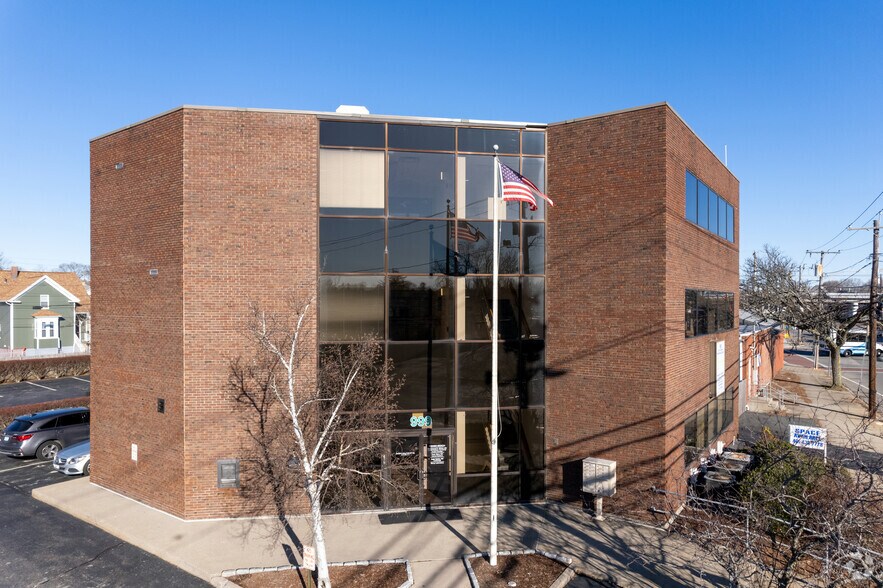 999 S Broadway, East Providence, RI à vendre - Photo principale - Image 1 de 31