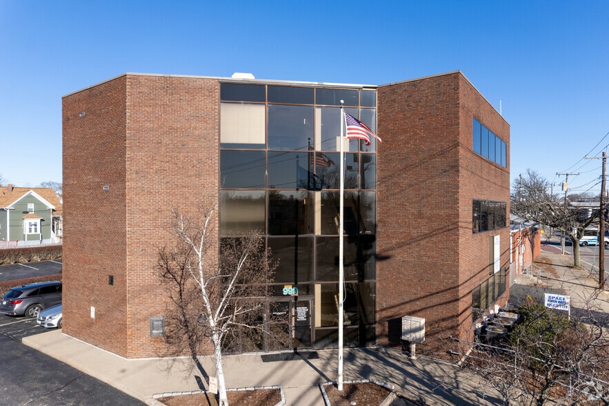 999 S Broadway, East Providence, RI for sale - Primary Photo - Image 1 of 31