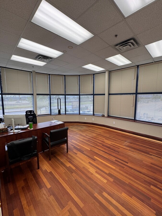 4999 43rd St SE, Calgary, AB T2B 3N4 - Unit 271/267 - - Interior Photo - Image 1 of 8