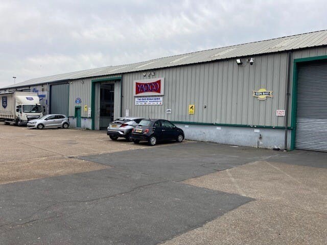 Stockingswater Ln, Enfield à vendre - Photo du bâtiment - Image 2 de 12