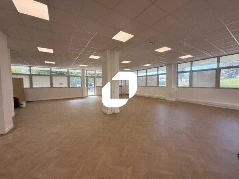 Bureau dans Osny à louer - Photo du bâtiment - Image 3 de 32