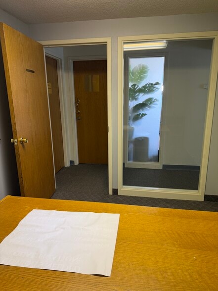 48 Silas Deane Hwy, Wethersfield, CT for lease - Interior Photo - Image 2 of 6