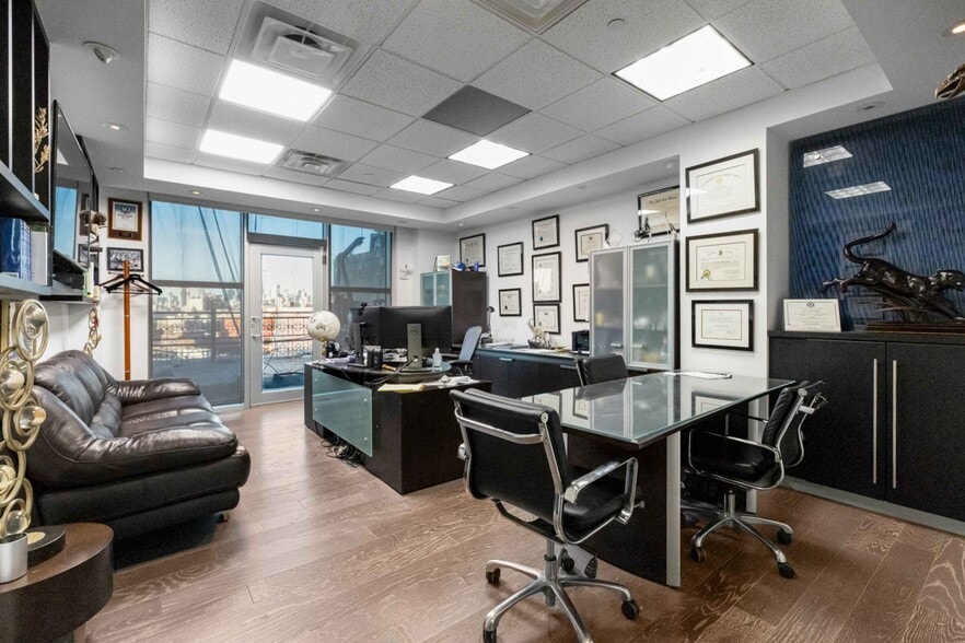 31-19 Newtown Ave, Astoria, NY for lease - Building Photo - Image 3 of 22