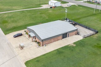 Plus de détails pour 1208 N Industrial Blvd, Pilot Point, TX - Industriel à vendre