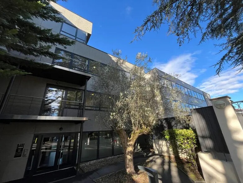 11 Chemin Des Petites Brosses, Caluire-et-Cuire for lease - Building Photo - Image 1 of 13