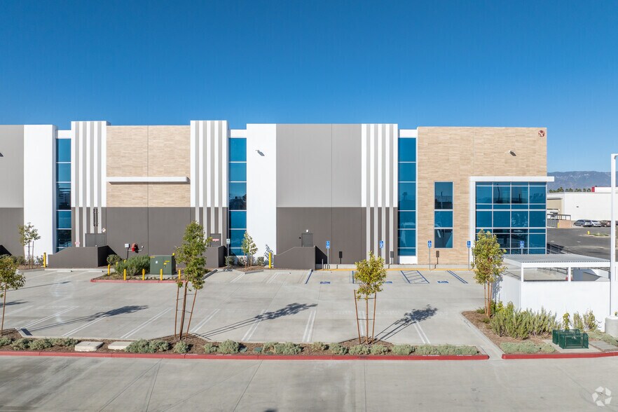 1505 S Willow Ave, Rialto, CA à louer - Photo du bâtiment - Image 3 de 12