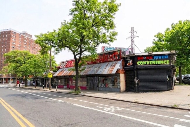 Plus de détails pour 1560 E 174th St, Bronx, NY - Commerce de détail à louer