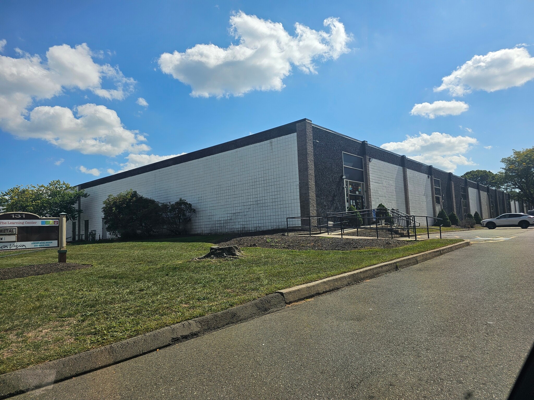 5 Industrial Condo Units for Sale portfolio of 5 properties for sale on LoopNet.ca Primary Photo- Image 1 of 3