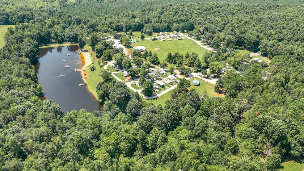 1105 W Lake Rd, Spout Spring, VA à vendre - Photo du bâtiment - Image 1 de 63