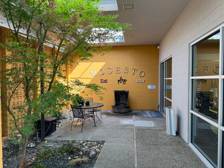 1008 12th St, Modesto, CA à louer - Photo du bâtiment - Image 2 de 21