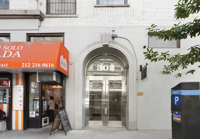 302 W 37th St, New York, NY à louer - Photo du bâtiment - Image 3 de 6