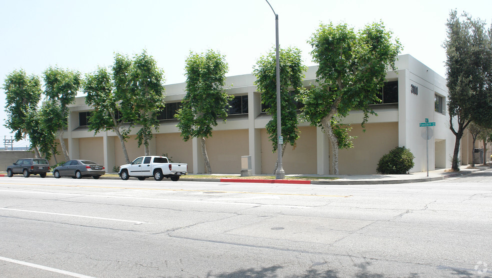 3202 E Foothill Blvd, Pasadena, CA for sale - Building Photo - Image 3 of 9