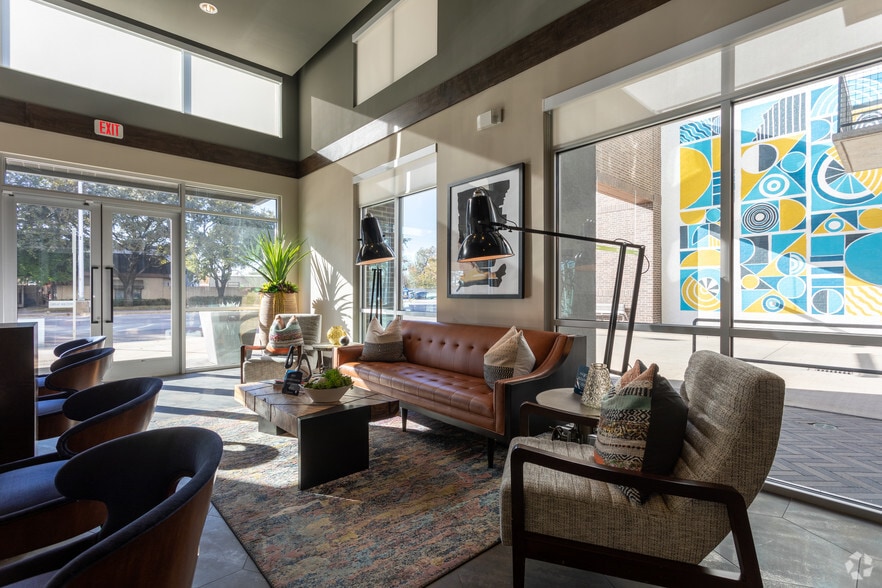 305 W Commerce St, Dallas, TX for lease - Lobby - Image 2 of 37