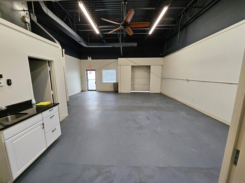 541 N Wolf Rd, Wheeling, IL à louer - Photo du bâtiment - Image 1 de 12