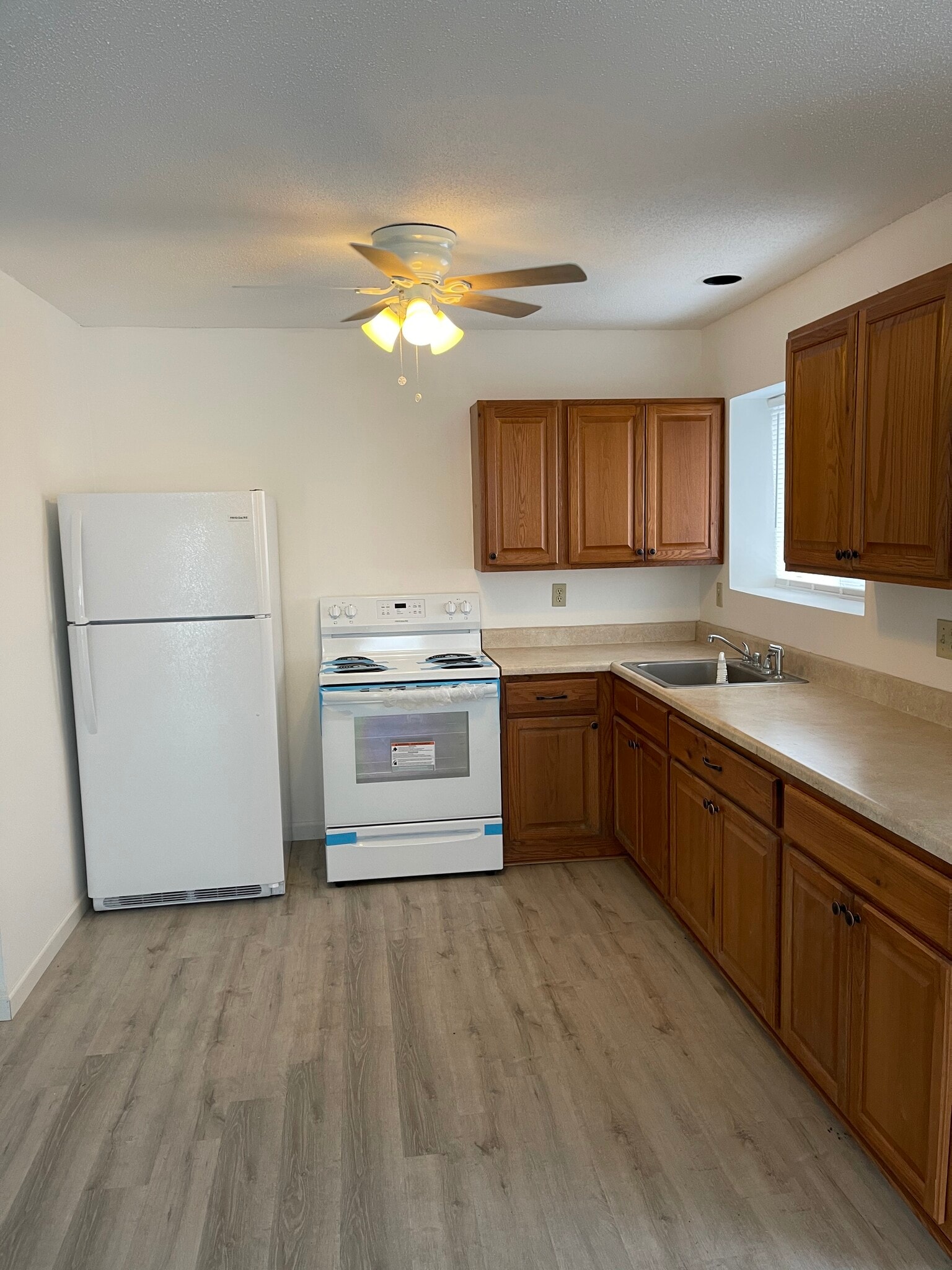 25 Del Mar Dr, Brookfield, CT for lease Interior Photo- Image 1 of 3