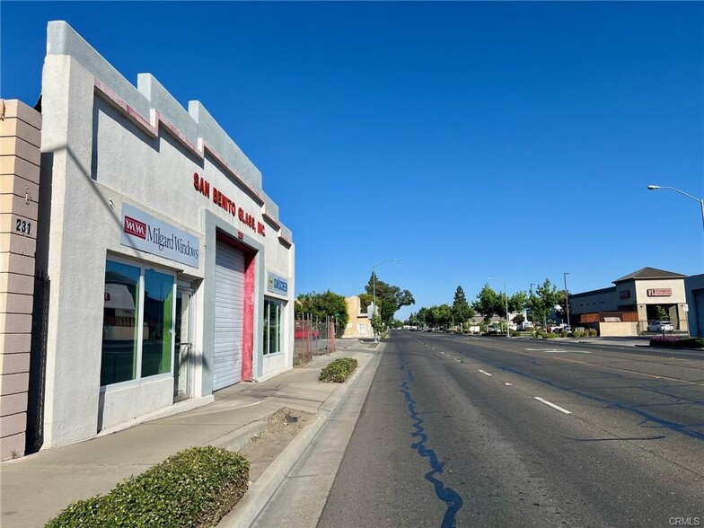 229 W 16th St, Merced, CA for lease - Building Photo - Image 3 of 24