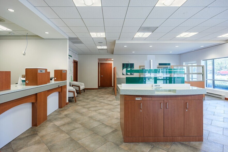 563 Larkfield Rd, East Northport, NY à louer - Photo intérieure - Image 2 de 13