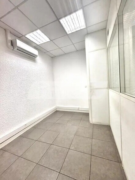 Retail in Marseille for lease - Interior Photo - Image 3 of 3