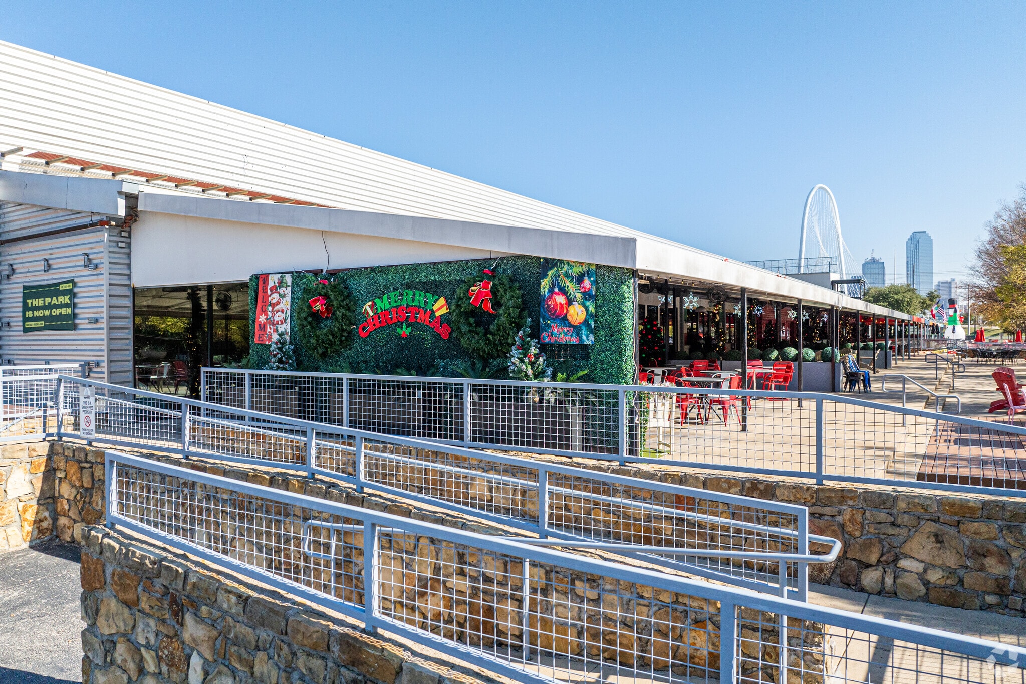 3011 Gulden Ln, Dallas, TX à louer Photo du bâtiment- Image 1 de 14