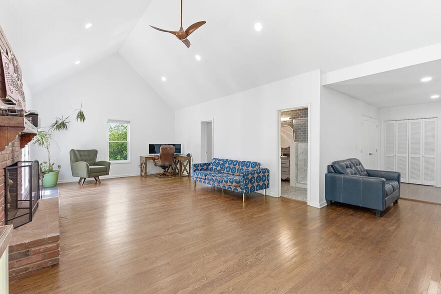 1106 College Hill St, Pleasant Hill, MO for sale - Building Photo - Image 3 of 14