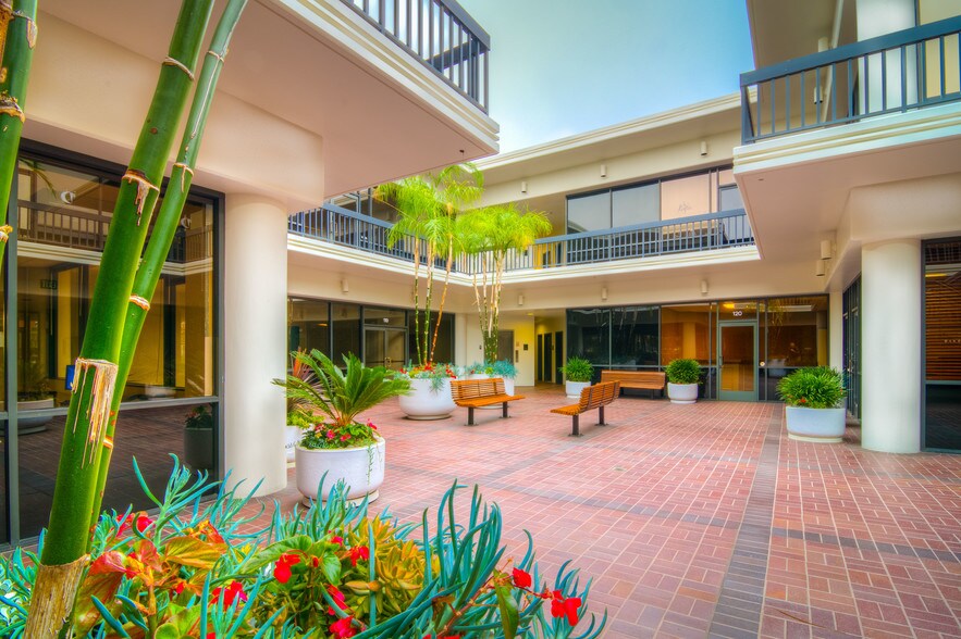 2121 E Coast Hwy, Newport Beach, CA à louer - Photo du bâtiment - Image 3 de 6