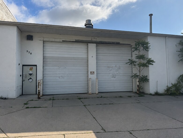 570 Cesar Chavez Dr, Grand Rapids, MI for lease - Building Photo - Image 2 of 7