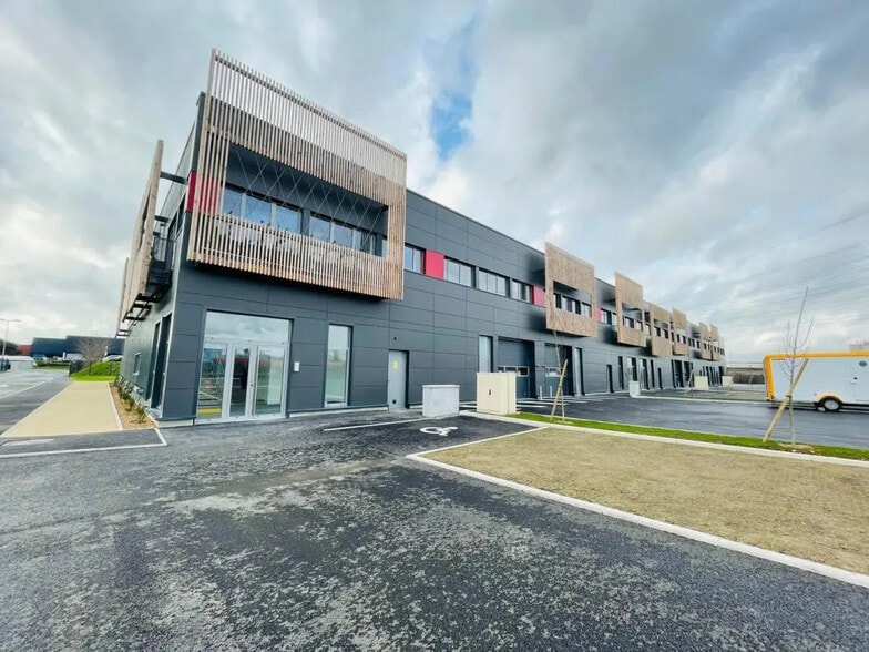 Office in Créteil for lease - Building Photo - Image 2 of 4