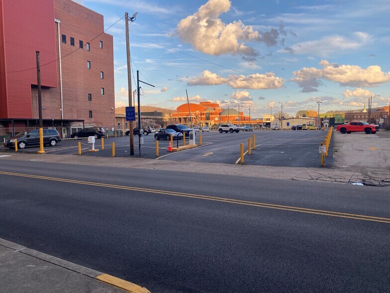 Dickinson, Charleston, WV à louer - Photo du bâtiment - Image 2 de 3