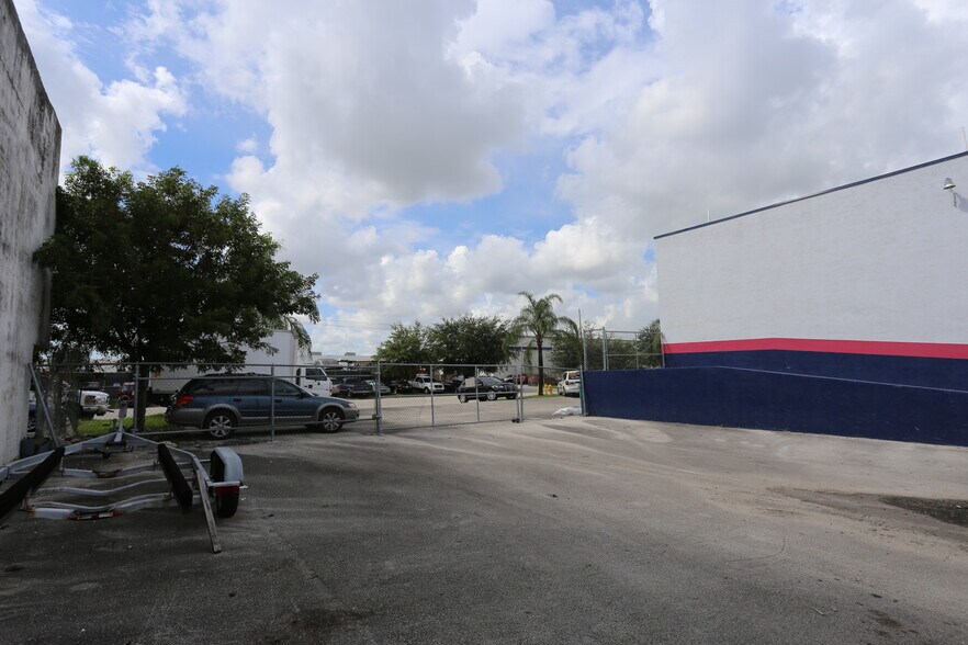 7553 NW 50th St, Miami, FL à louer - Photo du bâtiment - Image 2 de 6