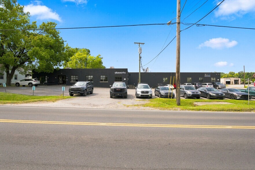 6115 Robertson Ave, Nashville, TN à louer - Photo du bâtiment - Image 3 de 77