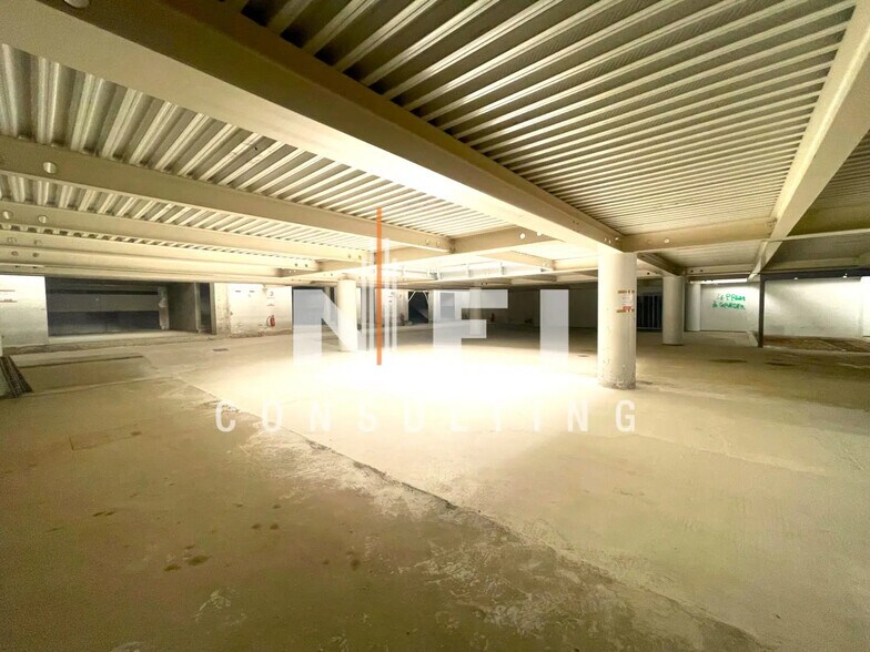 Multifamily in Cannes for sale - Interior Photo - Image 2 of 3