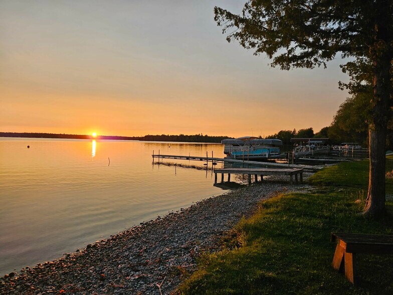 18730 Fireside Hwy, Presque Isle, MI à vendre - Photo du bâtiment - Image 2 de 11