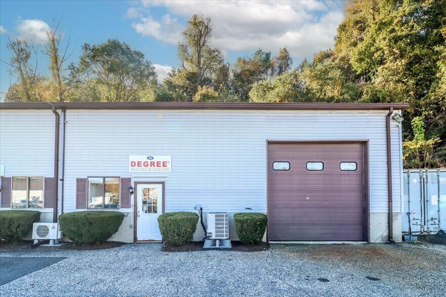 50 S End Plz, New Milford, CT à vendre - Photo du bâtiment - Image 2 de 4