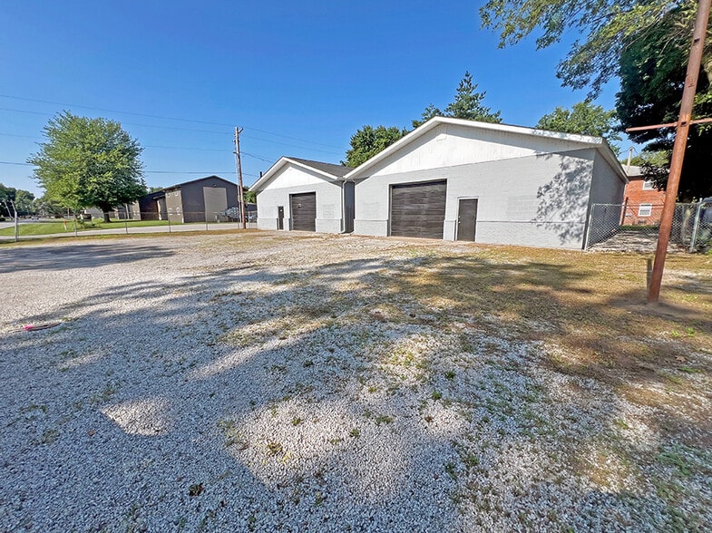 Two 2,400 SF Industrial Buildings portfolio of 2 properties for sale on LoopNet.ca - Building Photo - Image 3 of 4