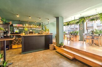 Plus de détails pour Multi-résidentiel à vendre