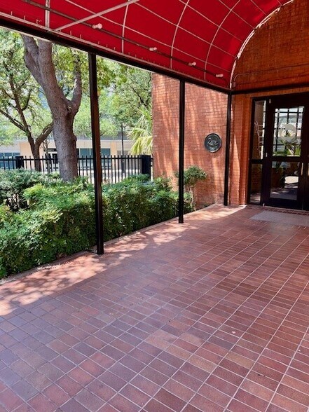 2211 N Lamar St, Dallas, TX à louer - Photo du bâtiment - Image 3 de 8