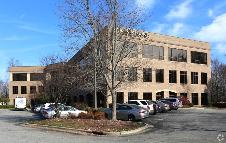 4100 Mendenhall Oaks Pky, High Point, NC à louer - Photo du bâtiment - Image 2 de 27