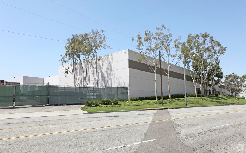 220 W Victoria St, Compton, CA à louer - Photo du bâtiment - Image 2 de 5
