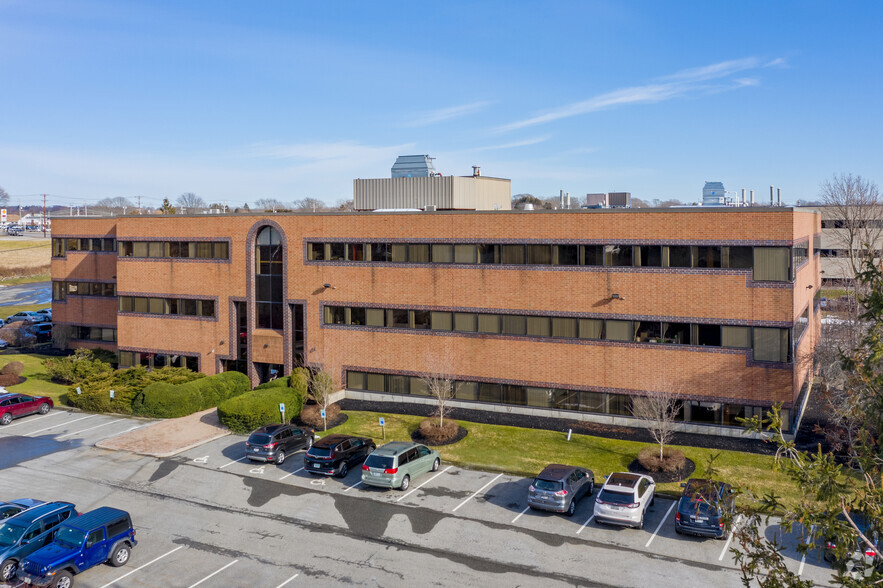 2 Corporate Pl, Middletown, RI à vendre - Photo principale - Image 1 de 1