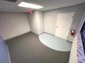 2727 E Oakland Park Blvd, Fort Lauderdale, FL for lease Interior Photo- Image 2 of 19
