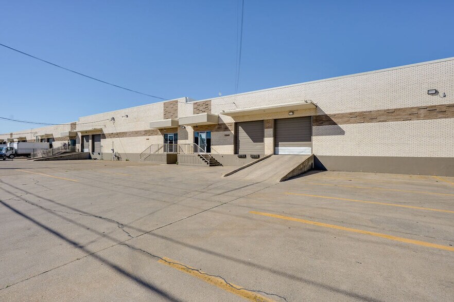 11233-11251 Leo Ln, Dallas, TX à louer - Photo du bâtiment - Image 2 de 8