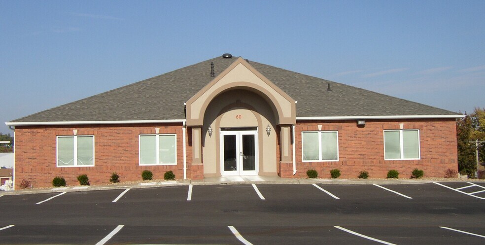 60 Hill Pointe Ct, Saint Charles, MO à louer - Photo du bâtiment - Image 2 de 6