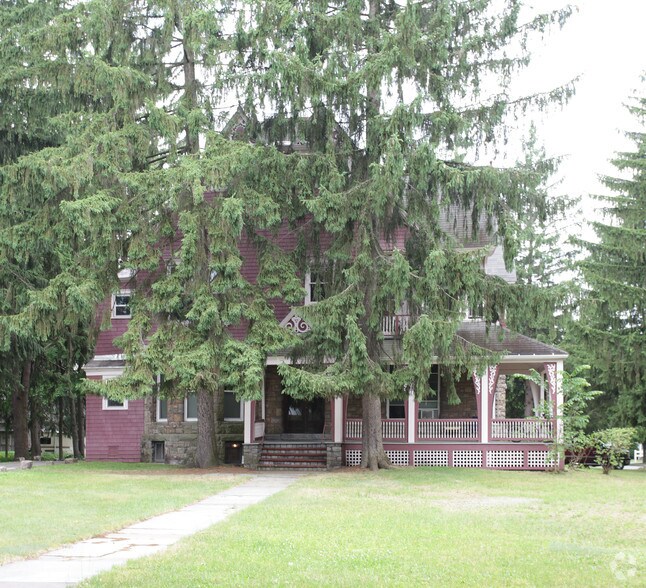 190 Ridge St, Glens Falls, NY à vendre - Photo du bâtiment - Image 3 de 12