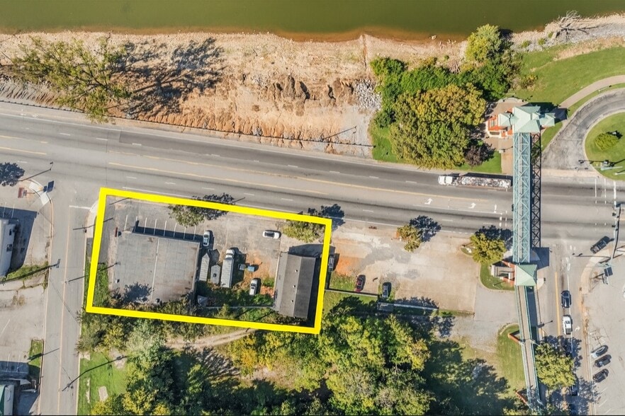 207 and 211 N Riverside Dr portefeuille de 2 propriétés à vendre sur LoopNet.ca - Photo du bâtiment - Image 3 de 45