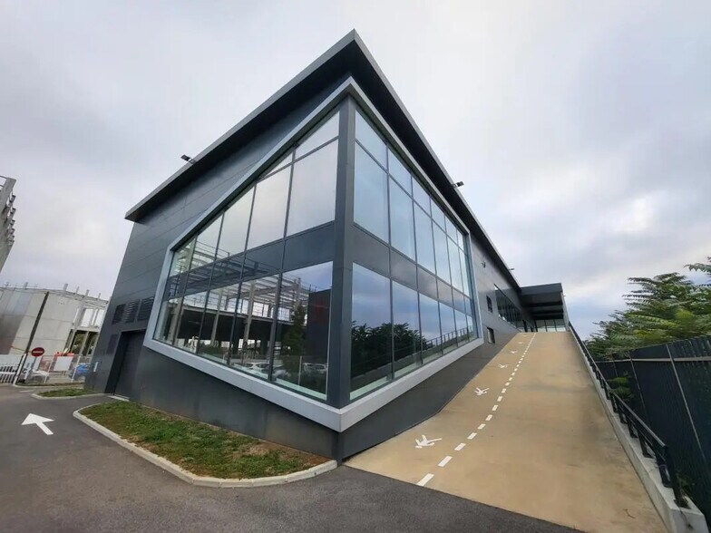 Flex dans Vénissieux à louer - Photo du bâtiment - Image 2 de 7