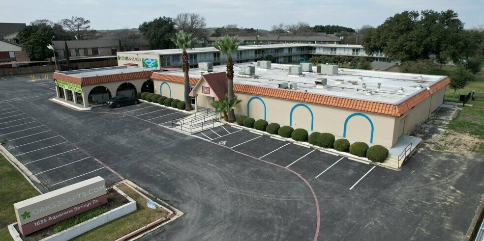 1635 Aquarena Springs Dr, San Marcos, TX à louer - Photo du bâtiment - Image 2 de 18