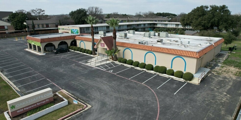 1635 Aquarena Springs Dr, San Marcos, TX à louer - Photo du bâtiment - Image 2 de 18