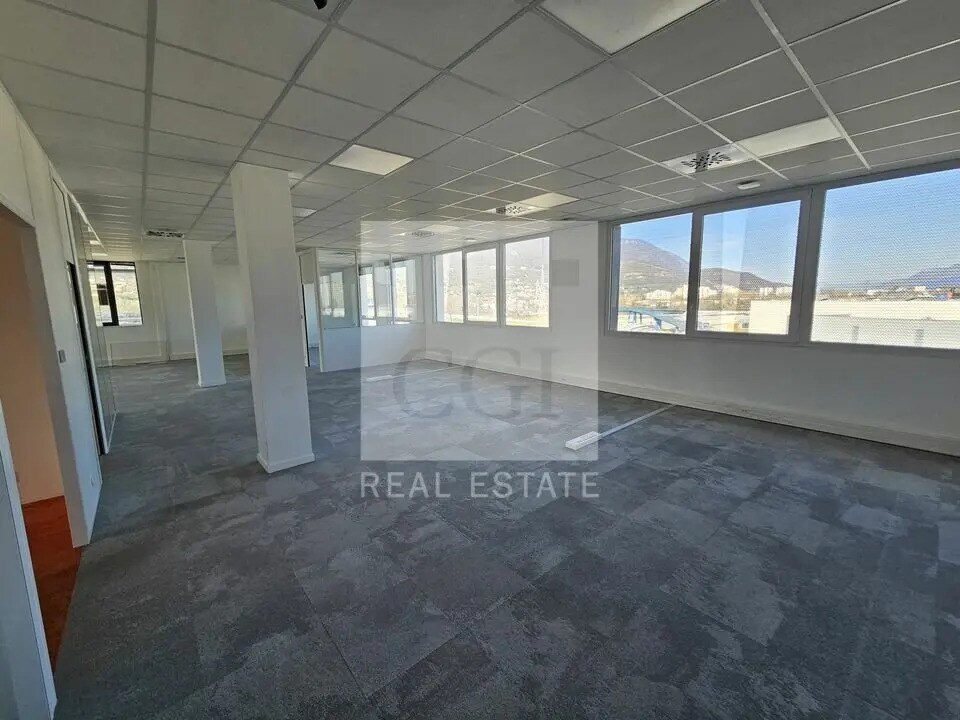 Office in Échirolles for lease Interior Photo- Image 1 of 11