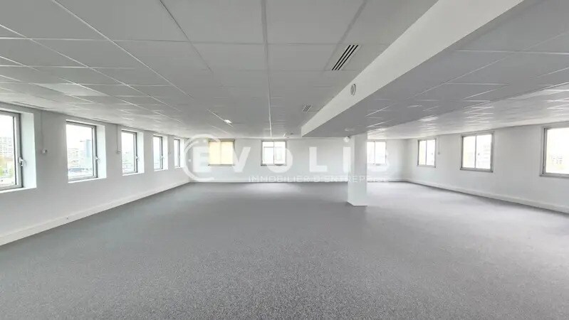 Bureau dans Ivry-sur-Seine à louer - Photo du bâtiment - Image 2 de 15